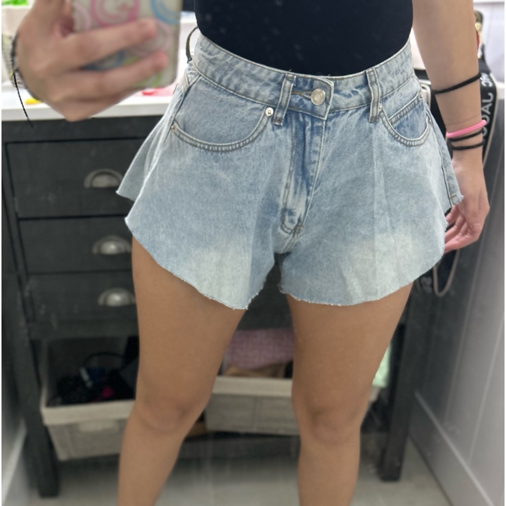 EDIKTED FLARE SHORTS RUN BIG